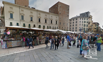 Poliziotti in borghese in piazza Erbe fermano un ladro che aveva rubato 14 borse da una bancarella