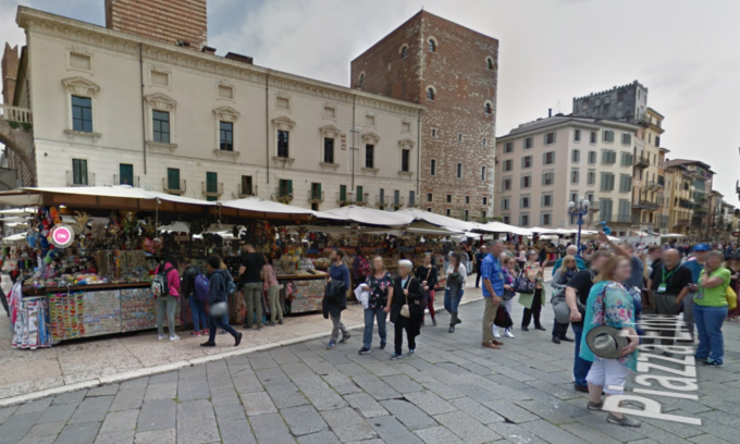 Poliziotti in borghese in piazza Erbe fermano un ladro che aveva rubato 14 borse da una bancarella