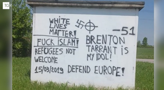 Scritte anti-Islam e simboli neonazisti davanti a un centro culturale musulmano a San Bonifacio