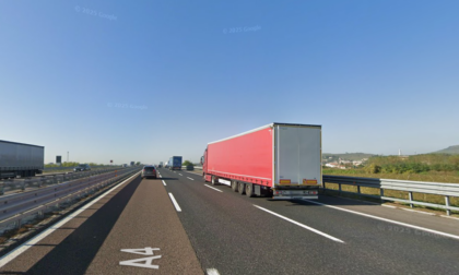 Tamponamento tra tre camion sulla A4, due feriti