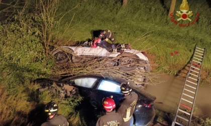 Scontro tra tre auto a Erbè, due si ribaltano a bordo strada: due feriti
