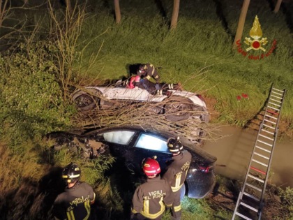 Scontro tra tre auto a Erbè, due si ribaltano a bordo strada: due feriti