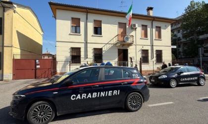 Scoppia la rissa tra gruppi di indiani in un campo a Sorgà: se le sono date di santa ragione con catene e sbarre