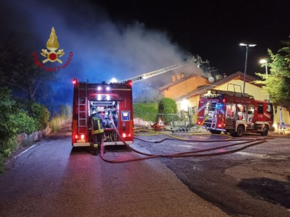Tetto a fuoco a Mezzane di Sotto, paura in via dei Monti