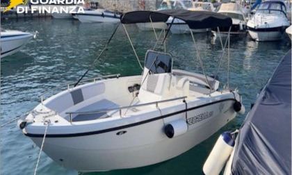 Si tuffa per aiutare l'amico, ma non riescono più a salire sulla barca: recuperati nel Garda da un natante di passaggio
