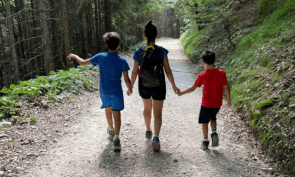 Il piccolo Luca morto a 8 anni nello schianto contro un platano, ancora gravi la mamma e il fratellino