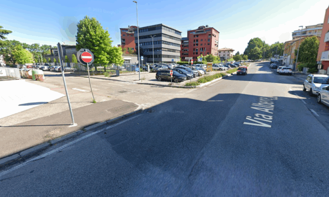Auto e moto si scontrano su via Albere a Verona, grave centauro 44enne