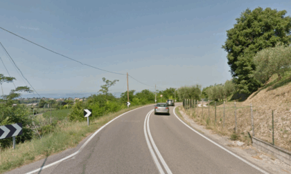Auto esce fuori strada e si ribalta a Bardolino: tre feriti, uno è grave