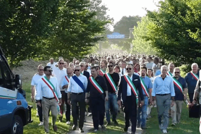 40enne vittima di stupro a Legnago, in 2mila in corteo lungo l’Adige per dire stop a ogni violenza