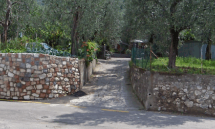 Furgone investe un'anziana durante una manovra nel cortile di casa, muore a 90 anni a Malcesine