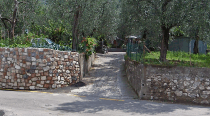 Furgone investe un’anziana durante una manovra nel cortile di casa, muore a 90 anni a Malcesine