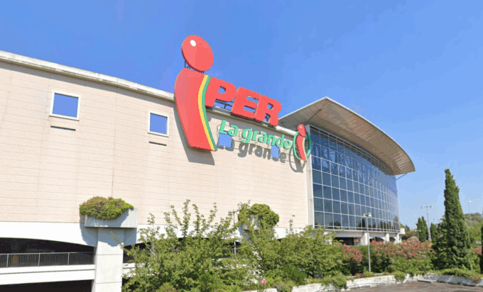 Tentano di rubare formaggi da 700 euro all’Iper Montebello, in auto trovate anche bottiglie di champagne