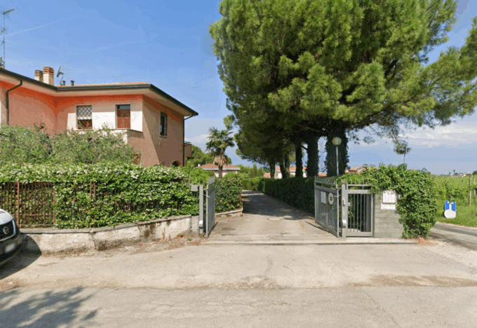 Bimbo di due anni cade in piscina a Lazise, è grave in terapia intensiva a Verona