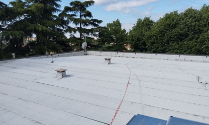 Infiltrazioni di pioggia dal tetto della scuola dell'infanzia "Angeli Custodi", copertura rifatta in tempi record
