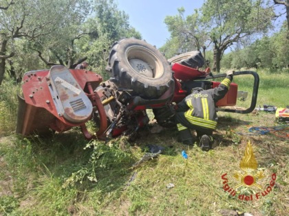 Tragedia tra campi: muore un 47enne schiacciato dal trattore