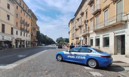 Caos fuori dal McDonald's del centro, vigilante minacciata con bottiglie di vetro: "Vogliamo il cibo gratis"