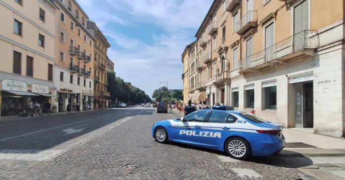 Caos fuori dal McDonald’s del centro, vigilante minacciata con bottiglie di vetro: “Vogliamo il cibo gratis”