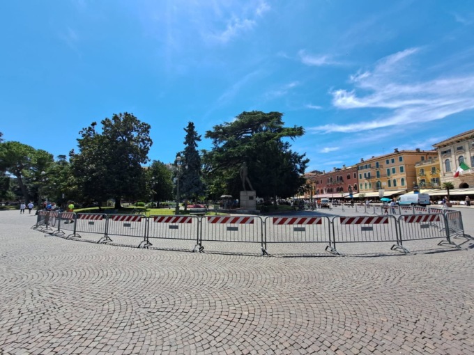 Piazza Bra transennata: cedro secolare pericolante accanto all’Arena di Verona