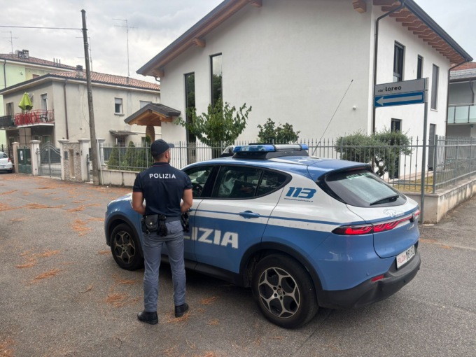 Minaccia un infermiere e aggredisce la polizia: arrestato 50enne