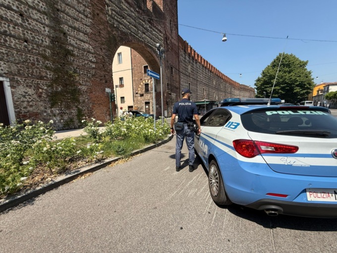 Ruba cellulare e carta di debito a una turista vicino alla Casa di Giulietta: arrestato 57enne a Verona