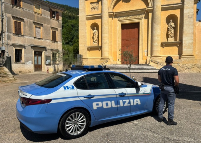 Provano a scassinare uno stabile della parrocchia mentre c’è la sagra di Poiano
