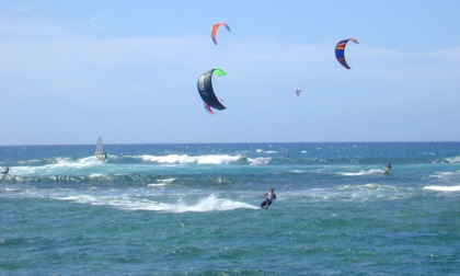 Si schianta con il kitesurf contro una barca, ferito un 56enne