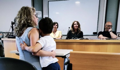 Con il figlio tra le braccia, Alice si laurea: la sindaca di Povegliano “È la fotografia della rivoluzione che ci spetta”