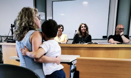 Con il figlio tra le braccia, Alice si laurea: la sindaca di Povegliano “È la fotografia della rivoluzione che ci spetta"