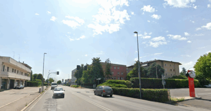 Cade con la moto lungo la SR11: morto un motociclista 64enne a Soave