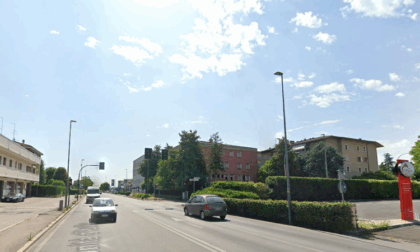 Cade con la moto lungo la SR11: morto un motociclista 64enne a Soave