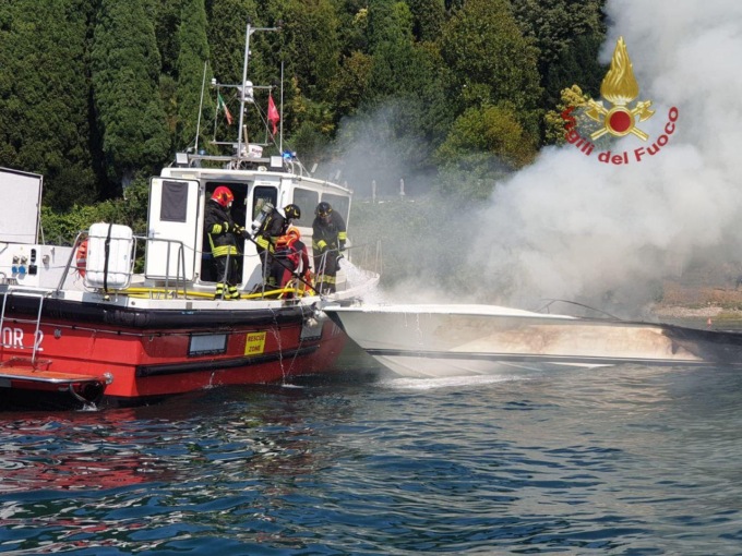 Barca prende fuoco sul Lago di Garda: affonda dopo l’intervento dei soccorsi