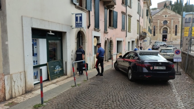 Rapine, sequestro di persona e tentata estorsione: arrestati in due per i colpi in tre tabaccherie