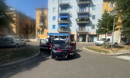 Scoperto a spacciare, 25enne aggredisce insieme al fratello i Carabinieri