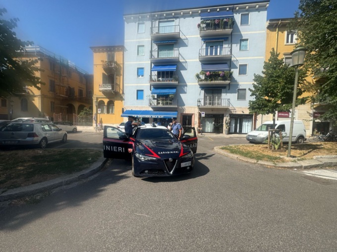 Scoperto a spacciare, 25enne aggredisce insieme al fratello i Carabinieri