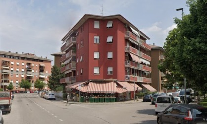 Incidente nella notte: coinvolti uno scooter e un furgone
