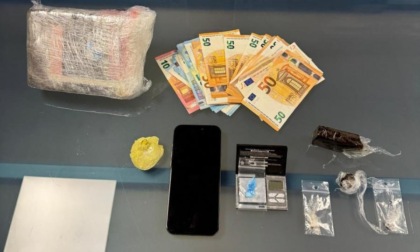 Nella cassaforte in casa nasconde 900 grammi di cocaina, 100 di hashish e 790 euro in contanti