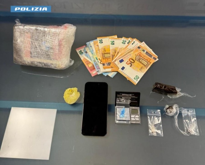Nella cassaforte in casa nasconde 900 grammi di cocaina, 100 di hashish e 790 euro in contanti