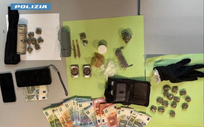 Assiste alla compravendita di droga sotto casa e avvisa la Polizia con l’app YouPol: arrestato pusher 33enne