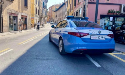 Ubriaco spinge uno sconosciuto con un carrello in mezzo alla strada e aggredisce la Polizia