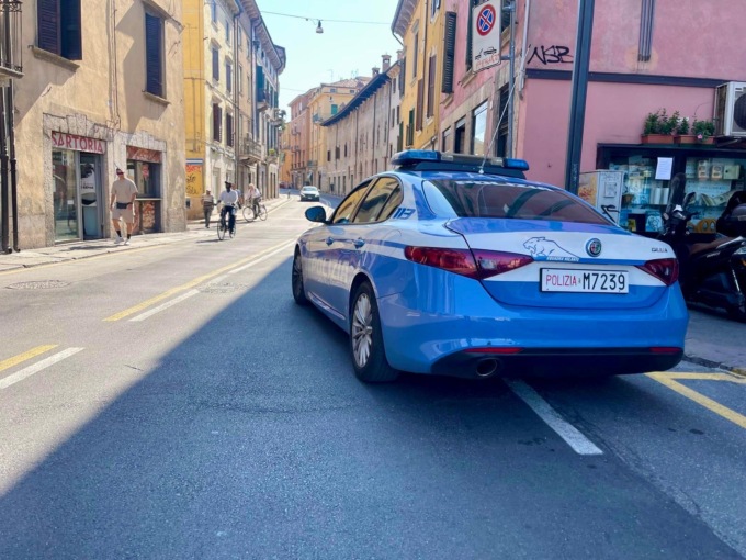 Ubriaco spinge uno sconosciuto con un carrello in mezzo alla strada e aggredisce la Polizia