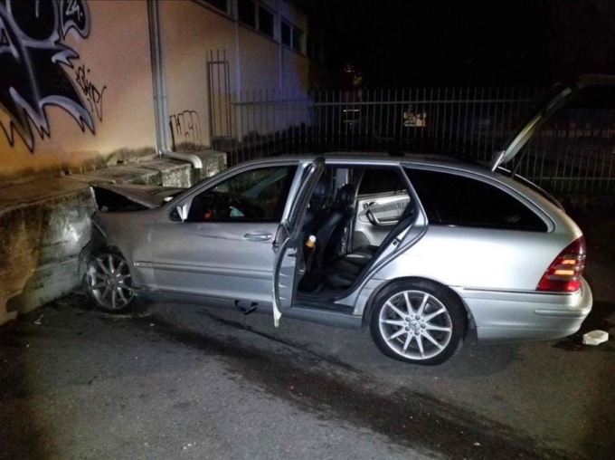 Auto si schianta contro un edificio, alla guida un 33enne con tasso alcolemico da coma etilico