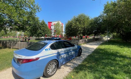 Arrestato 27enne per atti osceni in luogo pubblico davanti a genitori e bambini