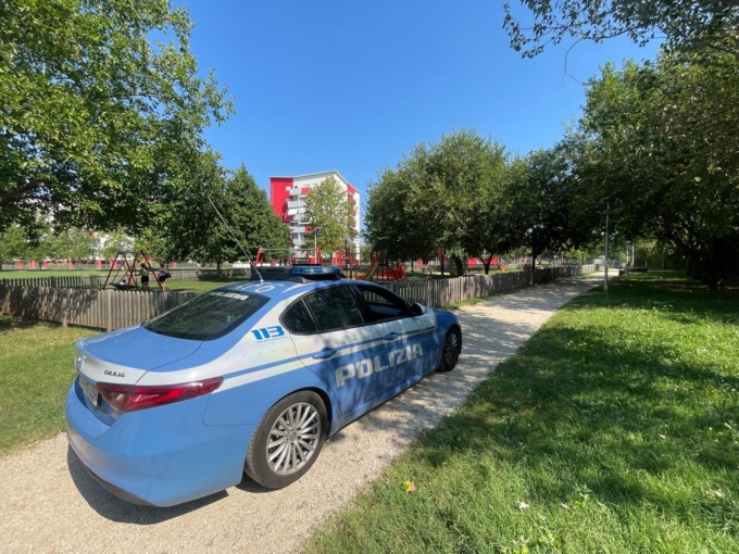 Arrestato 27enne per atti osceni in luogo pubblico davanti a genitori e bambini