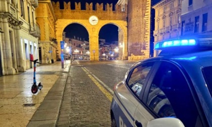 25enne ruba i brik di vino a un senzatetto minacciandolo con un coltello in centro a Verona