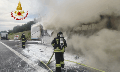 Incendio sulla A4, in fiamme un autoarticolato carico di succhi e marmellate