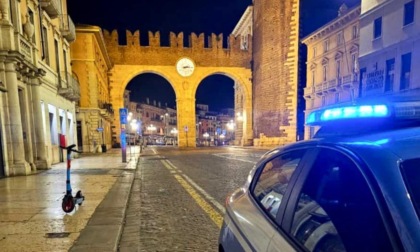 Coppia di turisti aggredita e rapinata in centro a Verona, ladri fotografati dalle vittime e arrestati