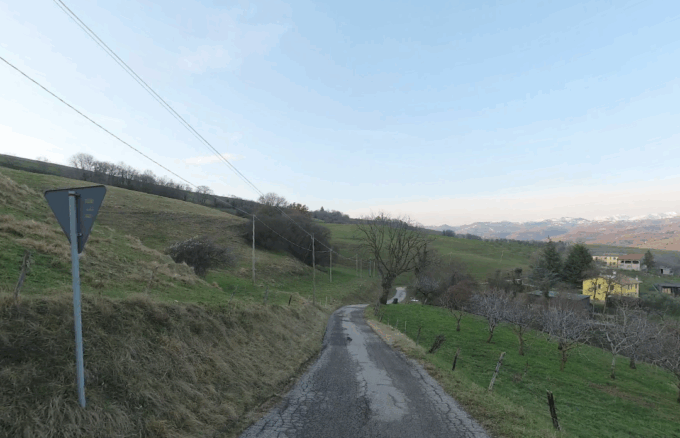 Cade da un palo della telefonia, grave operaio 44enne