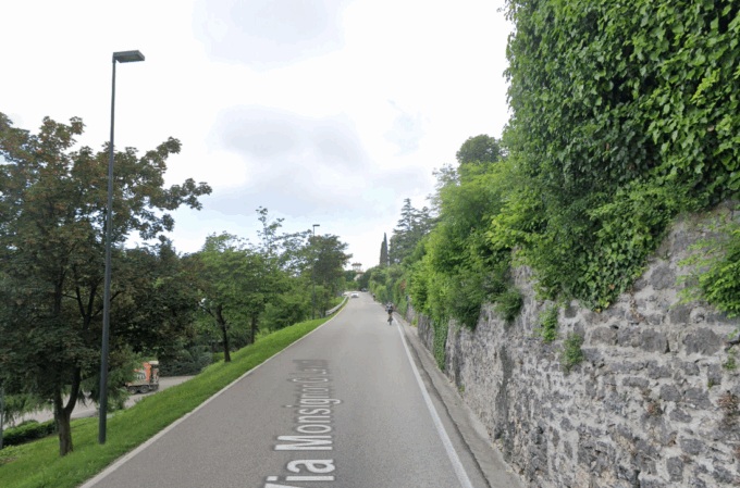 Perdono il controllo dell’auto e finiscono fuori strada: tre feriti, uno è grave