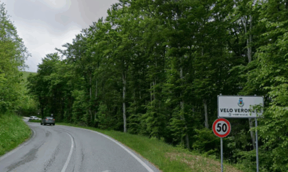 Auto esce fuori strada a Velo Veronese: quattro feriti, uno è grave