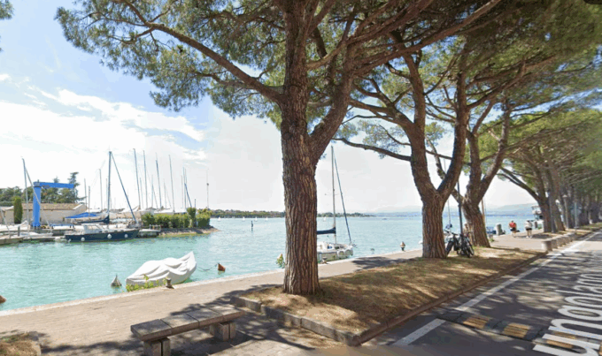 Cade dal pedalò e muore annegato, trovato senza vita nel Lago di Garda un turista indiano